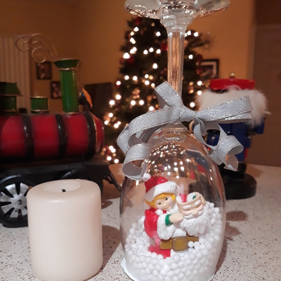 Wine glass snow globe candle stand - Picture 3 of 4
